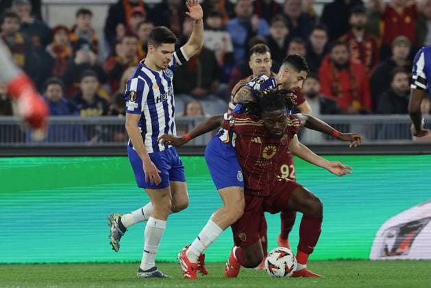 EFA Europa League Knockout Phase Playoff - Second Leg between AS Roma vs Porto Roma™s French midfielder Manu Kone challenges for the ball with Porto™s Portuguese defender Francisco Moura during UEFA Europa League Knockout Phase Playoff - Second Leg between AS Roma vs Porto at Olimpico stadium on February 20, 2025 in Rome, Italy. ABPH0199 Copyright: xAntonioxBalascox