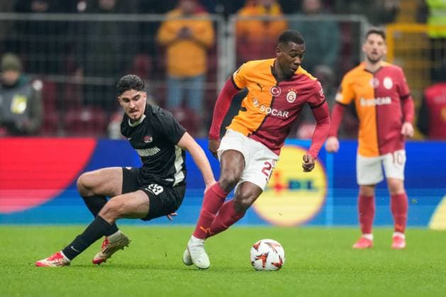 2025-02-20 Galatasaray v AZ Alkmaar - UEFA Europa League 2024 25 League Knockout Play-off Second Leg ISTANBUL, TURKEY - FEBRUARY 20: Mayckel Lahdo of AZ Alkmaar and Carlos Cuesta of Galatasaray battle for possession during a UEFA Europa League 2024 25 League Knockout Play-off Second Leg match between Galatasaray and AZ Alkmaar at RAMS Park on February 20, 2025 in Istanbul, Turkey. Istanbul RAMS Park Turkey Content not available for redistribution in The Netherlands directly or indirectly through any third parties. Copyright: xEdxvanxdexPolx