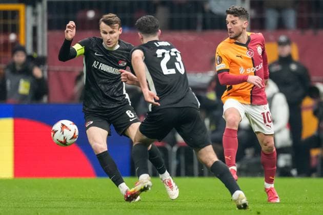 2025-02-20 Galatasaray v AZ Alkmaar - UEFA Europa League 2024 25 League Knockout Play-off Second Leg ISTANBUL, TURKEY - FEBRUARY 20: Peer Koopmeiners of AZ Alkmaar and Dries Mertens of Galatasaray battle for possession during a UEFA Europa League 2024 25 League Knockout Play-off Second Leg match between Galatasaray and AZ Alkmaar at RAMS Park on February 20, 2025 in Istanbul, Turkey. Istanbul RAMS Park Turkey Content not available for redistribution in The Netherlands directly or indirectly through any third parties. Copyright: xEdxvanxdexPolx