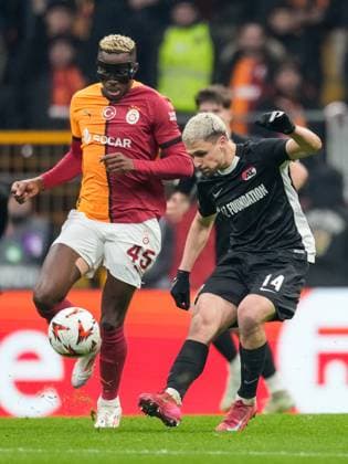 2025-02-20 Galatasaray v AZ Alkmaar - UEFA Europa League 2024 25 League Knockout Play-off Second Leg ISTANBUL, TURKEY - FEBRUARY 20: Kristijan BeliÄ‡ of AZ Alkmaar passes the ball during a UEFA Europa League 2024 25 League Knockout Play-off Second Leg match between Galatasaray and AZ Alkmaar at RAMS Park on February 20, 2025 in Istanbul, Turkey. Istanbul RAMS Park Turkey Content not available for redistribution in The Netherlands directly or indirectly through any third parties. Copyright: xEdxvanxdexPolx
