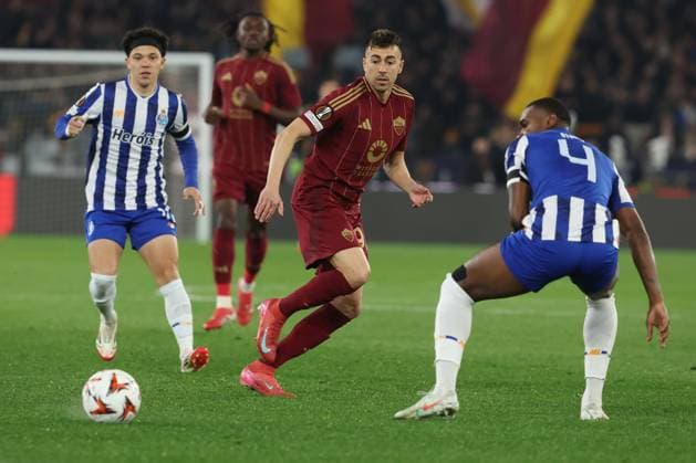 Football: UEFA EUROPE LEAGUE 2024 2025 - play off - AS ROMA vs FC PORTO on February 20, 2025 at Olympic Stadium in Rome Rome, Italy 20.02.2025 : Stephan El Shaarawy of Roma, Pepe of Porto , Otavio of Porto seen in action during Uefa Europe League 2024-2025 football match, play-off, AS Roma vs FC Porto at Olympic stadium in Rome. Rome Olympic stadium italy italy Copyright: xmarcoxiacobucci