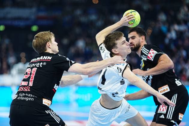 Sport Themen der Woche KW08 Sport Bilder des Tages Christopher Bissel (HC Erlangen, 21), Bence Imre (THW Kiel, 91) GER, THW Kiel vs. HC Erlangen, Handball, Bundesliga, Spieltag, 20, Saison 2024 2025, 20.02.2025 GER, THW Kiel vs. HC Erlangen, Handball, Bundesliga, Spieltag, 20, Saison 2024 2025, 20.02.2025 Kiel *** Christopher Bissel HC Erlangen, 21 , Bence Imre THW Kiel, 91 GER, THW Kiel vs HC Erlangen, Handball, Bundesliga, Matchday, 20, Season 2024 2025, 20 02 2025 GER, THW Kiel vs HC Erlangen, Handball, Bundesliga, Matchday, 20, Season 2024 2025, 20 02 2025 Kiel Copyright: xEibner-Pressefoto MarcelxvonxFehrnx EP_MFN