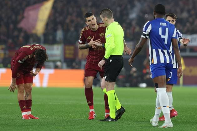 Football: UEFA EUROPE LEAGUE 2024 2025 - play off - AS ROMA vs FC PORTO on February 20, 2025 at Olympic Stadium in Rome Rome, Italy 20.02.2025 : Lorenzo Pellegrini of Roma protest with referee Letexier seen in action during Uefa Europe League 2024-2025 football match, play-off, AS Roma vs FC Porto at Olympic stadium in Rome. Rome Olympic stadium italy italy Copyright: xmarcoxiacobucci