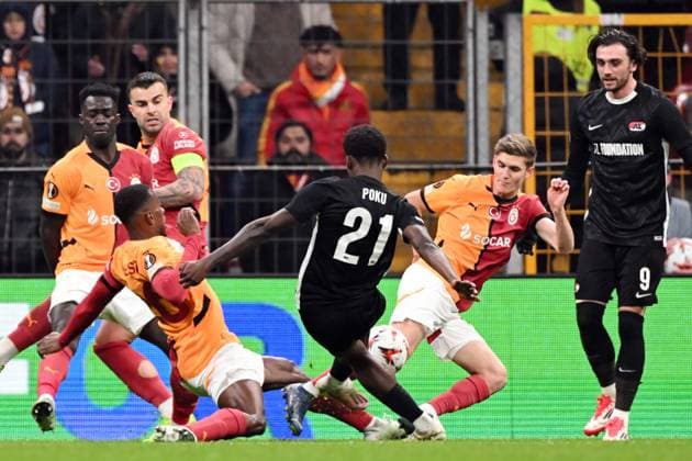 ISTANBUL - (l-r) Carlos Cuesta of Galatasaray SK, Ernest Poku of AZ Alkmaar, Elias Jelert of Galatasaray SK during the Europa League playoff match between Galatasaray SK and AZ Alkmaar at the Ali Sami Yen Spor Kompleksi stadium on Feb. 20, 2025 in Istanbul, Turkey. ANP UEFA Europa League 2024 25 League Knockout Play-off Second Leg 2024 25 xVIxANPxSportx xxANPxIVx 520456334 originalFilename: 520456334.jpg