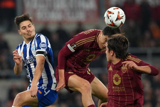 Nehuen Perez of FC Porto and Eldor Shomurodov of AS Roma during the Europa League football match between AS Roma and FC Porto at Olimpico stadium in Rome (Italy), February 20, 2025. AntoniettaxBaldassarre