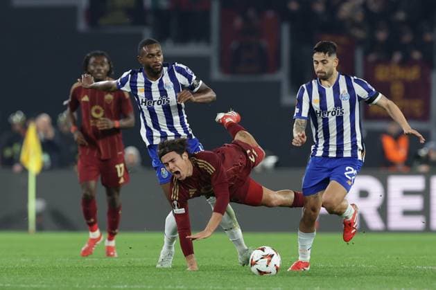 Porto s Brazilian defender Otavio challenges for the ball with Romaâ??s Argentinian forward Paulo Dybala during UEFA Europa League Knockout Phase Playoff - Second Leg between AS Roma vs Porto at Olimpico stadium on February 20, 2025 in Rome, Italy.  Copyright: xAntonioxBalasco IPAxSportx xipa-agency.netx xx IPA_54333571 IPA_Agency_IPA54333571