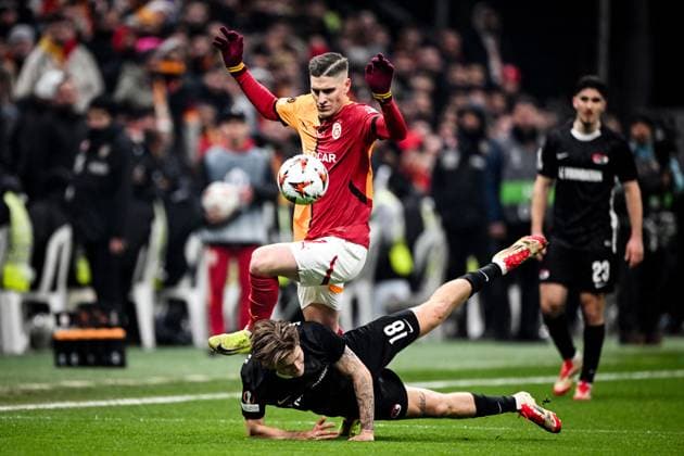 ISTANBUL - (l-r) Roland Sallai of Galatasaray SK, David Moller Wolfe of AZ Alkmaar during the Europa League playoff match between Galatasaray SK and AZ Alkmaar at the Ali Sami Yen Spor Kompleksi stadium on Feb. 20, 2025 in Istanbul, Turkey. ANP UEFA Europa League 2024 25 League Knockout Play-off Second Leg 2024 25 xVIxANPxSportx xxANPxIVx 520456657 originalFilename: 520456657.jpg