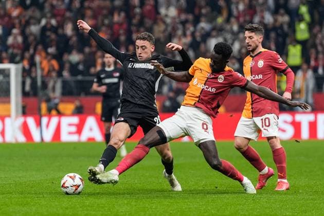 2025-02-20 Galatasaray v AZ Alkmaar - UEFA Europa League 2024 25 League Knockout Play-off Second Leg ISTANBUL, TURKEY - FEBRUARY 20: Zico Buurmeester of AZ Alkmaar and Davinson Sanchez of Galatasaray battle for possession during a UEFA Europa League 2024 25 League Knockout Play-off Second Leg match between Galatasaray and AZ Alkmaar at RAMS Park on February 20, 2025 in Istanbul, Turkey. Istanbul RAMS Park Turkey Content not available for redistribution in The Netherlands directly or indirectly through any third parties. Copyright: xEdxvanxdexPolx