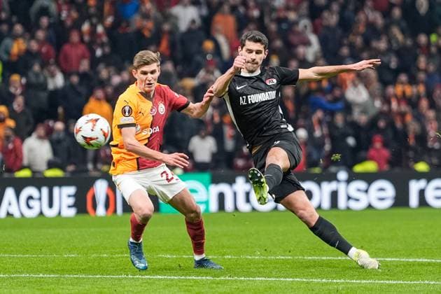2025-02-20 Galatasaray v AZ Alkmaar - UEFA Europa League 2024 25 League Knockout Play-off Second Leg ISTANBUL, TURKEY - FEBRUARY 20: Alexandre Penetra of AZ Alkmaar passes the ball during a UEFA Europa League 2024 25 League Knockout Play-off Second Leg match between Galatasaray and AZ Alkmaar at RAMS Park on February 20, 2025 in Istanbul, Turkey. Istanbul RAMS Park Turkey Content not available for redistribution in The Netherlands directly or indirectly through any third parties. Copyright: xEdxvanxdexPolx