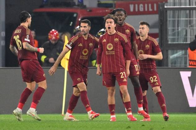 Romaâ??s Paulo Dybala celebrates after scoring the goal 1-1 during the UEFA Europa League 2024-2025 football match between AS Roma vs FC Porto at the Olympic Stadium in Rome on February 20, 2025.  Copyright: xFabrizioxCorradetti IPAxSportx xipa-agency.netx xx IPA_54333786 IPA_Agency_IPA54333786