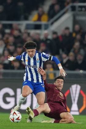 Porto& x2019;s Pepe Roma& x2019;s Eldor Shomurodov during the UEFA Europa League between Roma and Porto at the Olympic Stadium in Rome, Italy - Thursday 20 February 2025 - Soccer  Copyright: xAlfredoxFalcone LaPressex