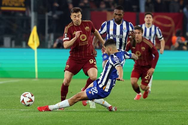 Rome, Italy 20.02.2025 : Stephan El Shaarawy of Roma, Alan Varela of Porto seen in action during Uefa Europe League 2024-2025 football match, play-off, AS Roma vs FC Porto at Olympic stadium in Rome.  Copyright: xmarcoxiacobuccix xipa-agency.netx xmarcoxiacobuccix IPA_54333818 IPA_Agency_IPA54333818