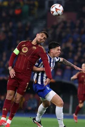 Rome, Italy 20.02.2025 : Lorenzo Pellegrini of Roma, Nehuen Perez of Porto seen in action during Uefa Europe League 2024-2025 football match, play-off, AS Roma vs FC Porto at Olympic stadium in Rome.  Copyright: xmarcoxiacobuccix xipa-agency.netx xmarcoxiacobuccix IPA_54333831 IPA_Agency_IPA54333831