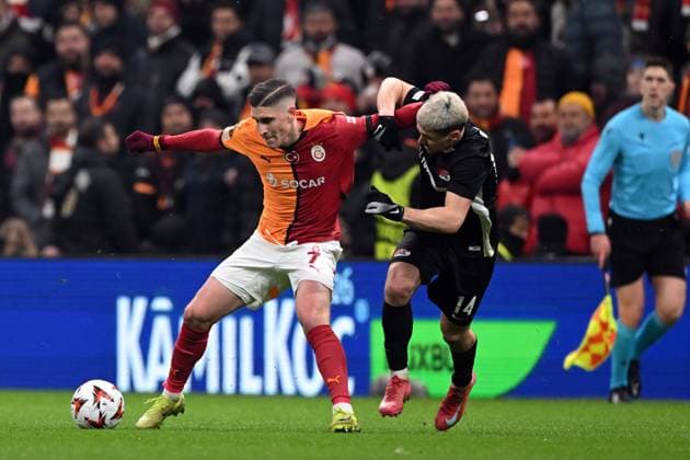 ISTANBUL - (l-r) Roland Sallai of Galatasaray SK, Kristijan Belic of AZ Alkmaar during the Europa League playoff match between Galatasaray SK and AZ Alkmaar at the Ali Sami Yen Spor Kompleksi stadium on Feb. 20, 2025 in Istanbul, Turkey. ANP UEFA Europa League 2024 25 League Knockout Play-off Second Leg 2024 25 xVIxANPxSportx xxANPxIVx 520456917 originalFilename: 520456917.jpg