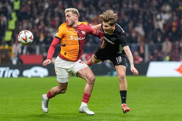 2025-02-20 Galatasaray v AZ Alkmaar - UEFA Europa League 2024 25 League Knockout Play-off Second Leg ISTANBUL, TURKEY - FEBRUARY 20: David Moller Wolfe of AZ Alkmaar and BarÄ±Åü Alper YÄ±lmaz of Galatasaray battle for possession during a UEFA Europa League 2024 25 League Knockout Play-off Second Leg match between Galatasaray and AZ Alkmaar at RAMS Park on February 20, 2025 in Istanbul, Turkey. Istanbul RAMS Park Turkey Content not available for redistribution in The Netherlands directly or indirectly through any third parties. Copyright: xEdxvanxdexPolx