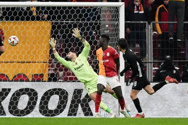 ISTANBUL - Seiya Maikuma of AZ Alkmaar scores the 0-1 during the Europa League playoff match between Galatasaray SK and AZ Alkmaar at the Ali Sami Yen Spor Kompleksi stadium on Feb. 20, 2025 in Istanbul, Turkey. ANP UEFA Europa League 2024 25 League Knockout Play-off Second Leg 2024 25 xVIxANPxSportx xxANPxIVx 520457196 originalFilename: 520457196.jpg
