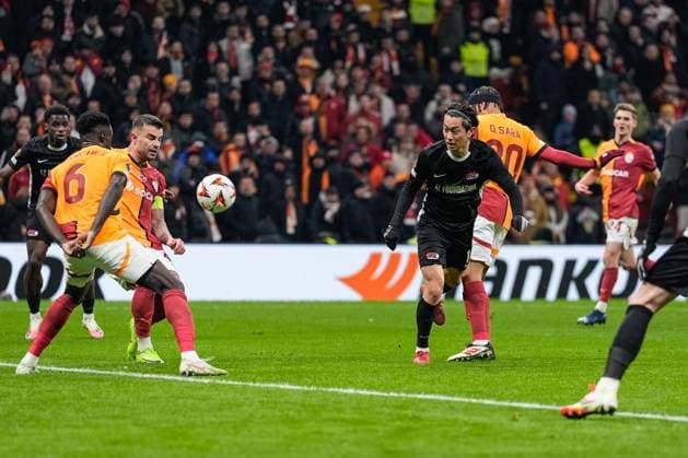 2025-02-20 Galatasaray v AZ Alkmaar - UEFA Europa League 2024 25 League Knockout Play-off Second Leg ISTANBUL, TURKEY - FEBRUARY 20: Seiya Maikuma of AZ Alkmaar heads the ball in the net during a UEFA Europa League 2024 25 League Knockout Play-off Second Leg match between Galatasaray and AZ Alkmaar at RAMS Park on February 20, 2025 in Istanbul, Turkey. Istanbul RAMS Park Turkey Content not available for redistribution in The Netherlands directly or indirectly through any third parties. Copyright: xEdxvanxdexPolx