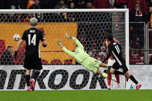 ISTANBUL - Seiya Maikuma of AZ Alkmaar scores the 0-1 during the Europa League playoff match between Galatasaray SK and AZ Alkmaar at the Ali Sami Yen Spor Kompleksi stadium on Feb. 20, 2025 in Istanbul, Turkey. ANP UEFA Europa League 2024 25 League Knockout Play-off Second Leg 2024 25 xVIxANPxSportx xxANPxIVx 520457255 originalFilename: 520457255.jpg