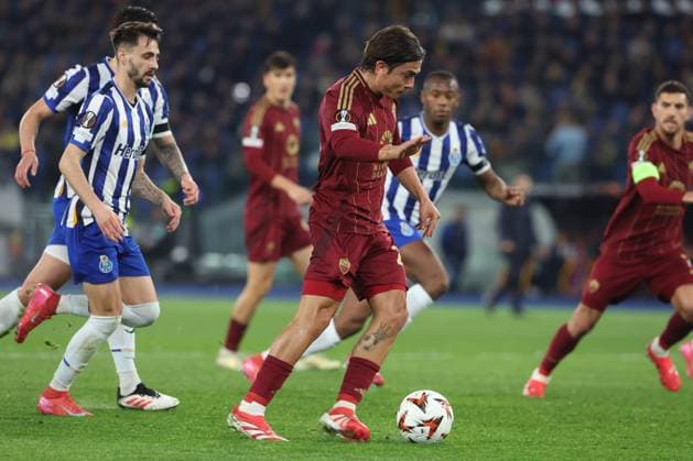 Football: UEFA EUROPE LEAGUE 2024 2025 - play off - AS ROMA vs FC PORTO on February 20, 2025 at Olympic Stadium in Rome Rome, Italy 20.02.2025 : Paulo Dybala of Roma score the goal 1-1 and celebrate with the team during Uefa Europe League 2024-2025 football match, play-off, AS Roma vs FC Porto at Olympic stadium in Rome. Rome Olympic stadium italy italy Copyright: xmarcoxiacobucci