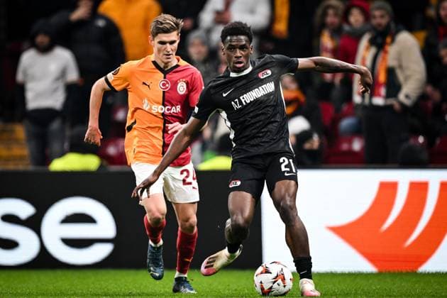 ISTANBUL - (l-r) Elias Jelert of Galatasaray SK, Ernest Poku of AZ Alkmaar during the Europa League playoff match between Galatasaray SK and AZ Alkmaar at the Ali Sami Yen Spor Kompleksi stadium on Feb. 20, 2025 in Istanbul, Turkey. ANP UEFA Europa League 2024 25 League Knockout Play-off Second Leg 2024 25 xVIxANPxSportx xxANPxIVx 520457582 originalFilename: 520457582.jpg