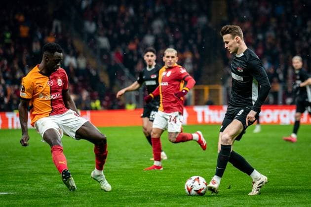 776280048 Troy Parrott of AZ Alkmaar passes the ball during the match. Galatasaray and AZ Alkmaar faced each other in the UEFA Europa League; the match took place at Rams Park on February 20, 2025 Istanbul Istanbul Turkey Copyright: xYagizxGurtugx