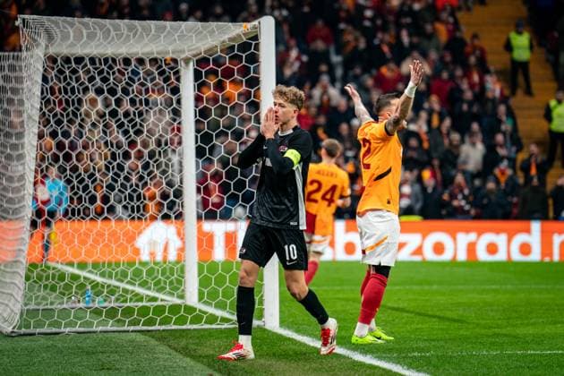 776280048 Sven Mijnans of AZ Alkmaar misses during the match. Galatasaray and AZ Alkmaar faced each other in the UEFA Europa League; the match took place at Rams Park on February 20, 2025 Istanbul Istanbul Turkey Copyright: xYagizxGurtugx