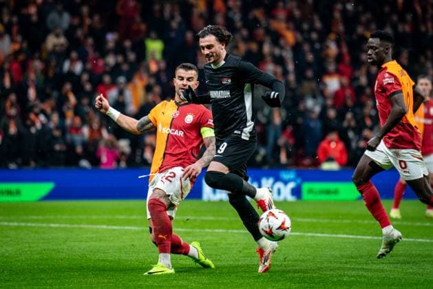 776280048 Abdulkerim Bardakci of Galatasaray challenged by Troy Parrott of AZ Alkmaar during the match. Galatasaray and AZ Alkmaar faced each other in the UEFA Europa League; the match took place at Rams Park on February 20, 2025 Istanbul Istanbul Turkey Copyright: xYagizxGurtugx