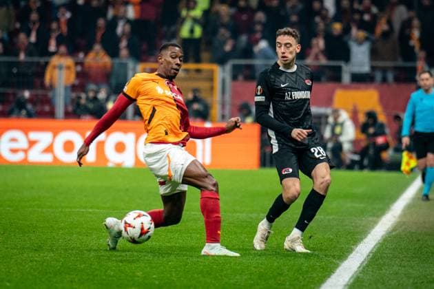 776280048 Mayckel Lahdo of AZ Alkmaar passes the ball during the match. Galatasaray and AZ Alkmaar faced each other in the UEFA Europa League; the match took place at Rams Park on February 20, 2025 Istanbul Istanbul Turkey Copyright: xYagizxGurtugx