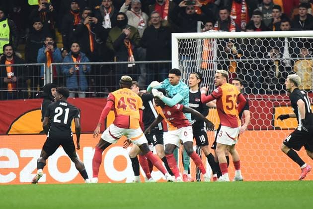 Victor Osimhen (45) , Davinson Sanchez (6)of Galatasaray and Goalkeeper Rome-Jayden Owusu-Oduro of AZ Alkmaar battle for the ball during the UEFA Europa League 2024 25 League Knockout Play-off Second Leg match between Galatasaray A.S. and AZ at Rams Park Stadium on February 20, 2025 in Istanbul, Turkey. Istanbul Turkey Copyright: xSeskimPhotox GSaray_v_AZ_200225 (3)