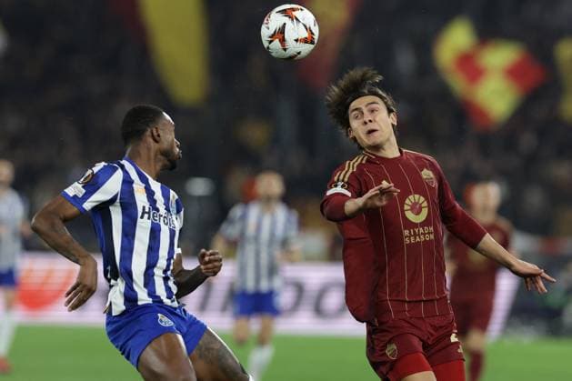 CALCIO - UEFA Europa League - AS Roma vs FC Porto Romaâ??s Argentinian forward Paulo Dybala challenges for the ball with Porto s Brazilian defender Otavio during UEFA Europa League Knockout Phase Playoff - Second Leg between AS Roma vs Porto at Olimpico stadium on February 20, 2025 in Rome, Italy. Rome Italy  Copyright: xIPAxSport ABACAx