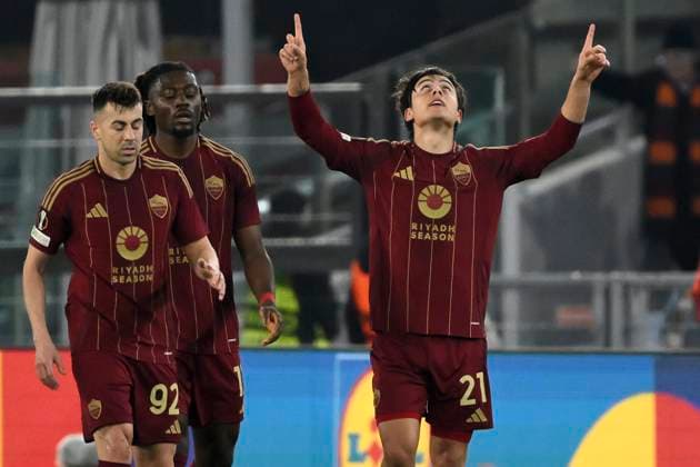 Paulo Dybala of AS Roma celebrates with teammates after scoring the goal of 1-1 during the Europa League football match between AS Roma and FC Porto at Olimpico stadium in Rome (Italy), February 20, 2025. andreaxstaccioli