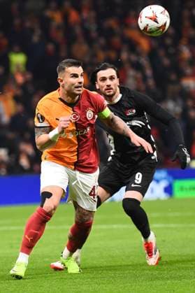 Abdulkerim Bardakci (42) of Galatasaray and Troy Parrott (9) of AZ Alkmaar battle for the ball during the UEFA Europa League 2024 25 League Knockout Play-off Second Leg match between Galatasaray A.S. and AZ at Rams Park Stadium on February 20, 2025 in Istanbul, Turkey. Istanbul Turkey Copyright: xSeskimPhotox GSaray_v_AZ_200225 (12)