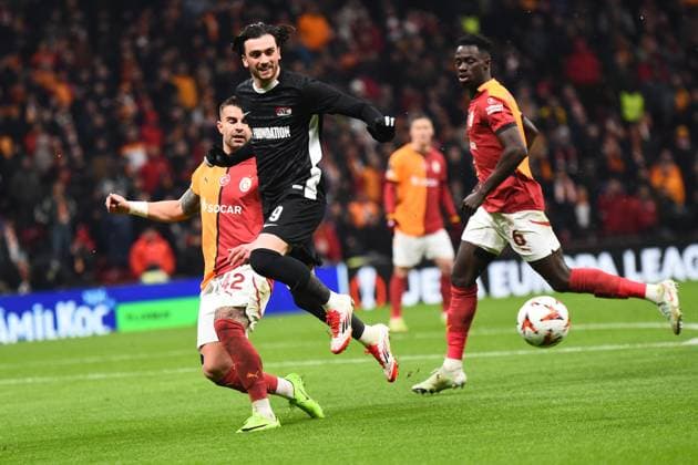 Abdulkerim Bardakci (42) , Davinson Sanchez (6) of Galatasaray and Troy Parrott (9) of AZ Alkmaar battle for the ball during the UEFA Europa League 2024 25 League Knockout Play-off Second Leg match between Galatasaray A.S. and AZ at Rams Park Stadium on February 20, 2025 in Istanbul, Turkey. Istanbul Turkey Copyright: xSeskimPhotox GSaray_v_AZ_200225 (17)