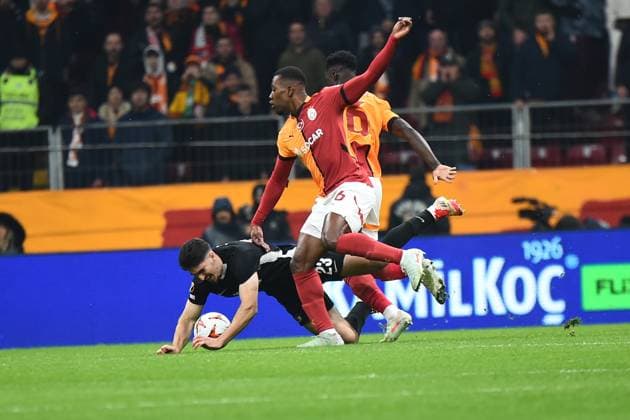 Davinson Sanchez and Carlos Cuesta of Galatasaray and Mayckel Lahdo (23)of AZ Alkmaar battle for the ball during the UEFA Europa League 2024 25 League Knockout Play-off Second Leg match between Galatasaray A.S. and AZ at Rams Park Stadium on February 20, 2025 in Istanbul, Turkey. Istanbul Turkey Copyright: xSeskimPhotox GSaray_v_AZ_200225 (26)