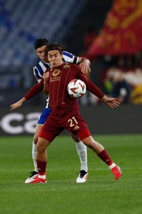 February 20, 2025, Rome, Lazio, Italy: RomaÃ¢â‚¬â ¢s Paulo Dybala nad PortoÃ¢â‚¬â ¢s Nehuen Pedrez during the UEFA Europa League 2024 25 Knockout Playoff PhaseLeg 2 match between AS Roma and FC Porto at Stadio Olimpico on February 20, 2025 in Rome, Italy Rome Italy - ZUMAl131 20250220_zsp_l131_002 Copyright: xCiroxDexLucax
