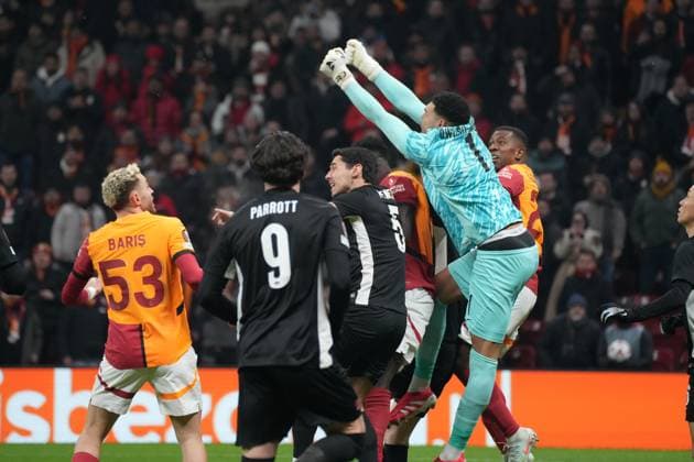 Carlos Cuesta (26) of Galatasaray and Troy Parrott 89) , Alexandre Panetra 85) , Goalkeeper Rome-Jayden Owusu-Oduro of AZ Alkmaar battle for the ball during the UEFA Europa League 2024 25 League Knockout Play-off Second Leg match between Galatasaray A.S. and AZ at Rams Park Stadium on February 20, 2025 in Istanbul, Turkey. Istanbul Turkey Copyright: xSeskimPhotox GSaray_v_AZ_200225 (40)