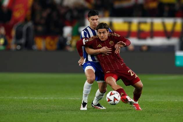 February 20, 2025, Rome, Lazio, Italy: RomaÃ¢â‚¬â ¢s Paulo Dybala nad PortoÃ¢â‚¬â ¢s Nehuen Pedrez during the UEFA Europa League 2024 25 Knockout Playoff PhaseLeg 2 match between AS Roma and FC Porto at Stadio Olimpico on February 20, 2025 in Rome, Italy Rome Italy - ZUMAl131 20250220_zsp_l131_014 Copyright: xCiroxDexLucax