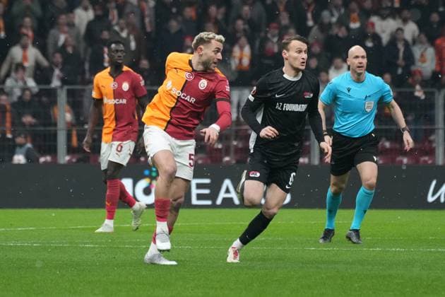 Baris Alper Yilmaz (L) of Galatasaray and Peer Koopmeiners (R) of AZ Alkmaar battle for the ball during the UEFA Europa League 2024 25 League Knockout Play-off Second Leg match between Galatasaray A.S. and AZ at Rams Park Stadium on February 20, 2025 in Istanbul, Turkey. Istanbul Turkey Copyright: xSeskimPhotox GSaray_v_AZ_200225 (48)