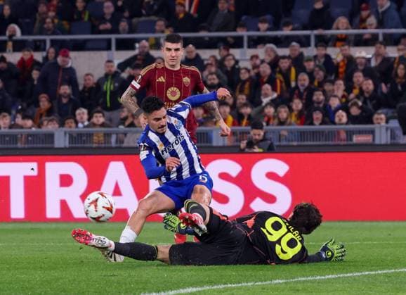 UEFA Europa League Football Match - 2024 25 Roma vs Porto 20 02 2025 Rome, Stadio Olimpico, football match valid for UEFA Europa League 2024 25 between AS Roma vs FC Porto In photo: Stephen EustÃ quio of Porto FC - Mile Svilar of Roma AS ROMA Stadium Olimpic Lazio ITALY Copyright: xFABIOxSASSO FPAxFabioxSasso FPAx Roma Porto2025_02_20Fabio Sasso3484