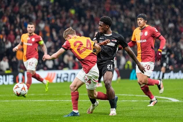 2025-02-20 Galatasaray v AZ Alkmaar - UEFA Europa League 2024 25 League Knockout Play-off Second Leg ISTANBUL, TURKEY - FEBRUARY 20: Ernest Poku of AZ Alkmaar and Elias Jelert of Galatasaray Battle for possession during a UEFA Europa League 2024 25 League Knockout Play-off Second Leg match between Galatasaray and AZ Alkmaar at RAMS Park on February 20, 2025 in Istanbul, Turkey. Istanbul RAMS Park Turkey Content not available for redistribution in The Netherlands directly or indirectly through any third parties. Copyright: xEdxvanxdexPolx