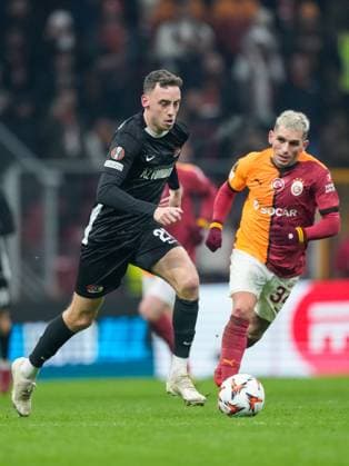 2025-02-20 Galatasaray v AZ Alkmaar - UEFA Europa League 2024 25 League Knockout Play-off Second Leg ISTANBUL, TURKEY - FEBRUARY 20: Zico Buurmeester of AZ Alkmaar runs with the ball during a UEFA Europa League 2024 25 League Knockout Play-off Second Leg match between Galatasaray and AZ Alkmaar at RAMS Park on February 20, 2025 in Istanbul, Turkey. Istanbul RAMS Park Turkey Content not available for redistribution in The Netherlands directly or indirectly through any third parties. Copyright: xEdxvanxdexPolx