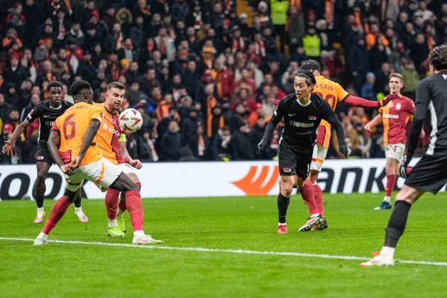 2025-02-20 Galatasaray v AZ Alkmaar - UEFA Europa League 2024 25 League Knockout Play-off Second Leg ISTANBUL, TURKEY - FEBRUARY 20: Seiya Maikuma of AZ Alkmaar heads the ball in the net during a UEFA Europa League 2024 25 League Knockout Play-off Second Leg match between Galatasaray and AZ Alkmaar at RAMS Park on February 20, 2025 in Istanbul, Turkey. Istanbul RAMS Park Turkey Content not available for redistribution in The Netherlands directly or indirectly through any third parties. Copyright: xEdxvanxdexPolx