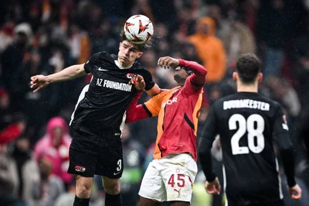 ISTANBUL - (l-r) Wouter Goes of AZ Alkmaar, Victor Osimhen of Galatasaray SK during the Europa League playoff match between Galatasaray SK and AZ Alkmaar at the Ali Sami Yen Spor Kompleksi stadium on Feb. 20, 2025 in Istanbul, Turkey. ANP UEFA Europa League 2024 25 League Knockout Play-off Second Leg 2024 25 xVIxANPxSportx xxANPxIVx 520459286 originalFilename: 520459286.jpg