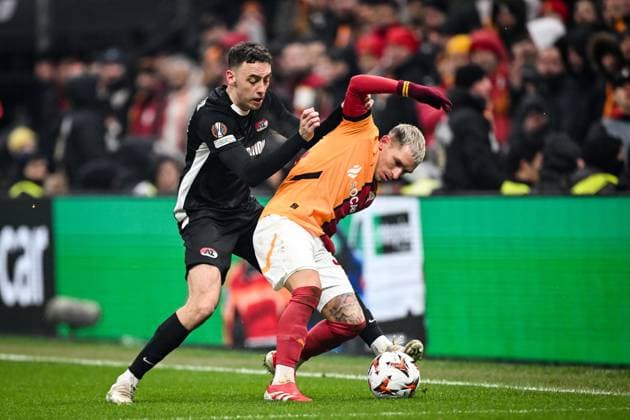 ISTANBUL - (l-r) Zico Buurmeester of AZ Alkmaar, Lucas Torreira of Galatasaray SK during the Europa League playoff match between Galatasaray SK and AZ Alkmaar at the Ali Sami Yen Spor Kompleksi stadium on Feb. 20, 2025 in Istanbul, Turkey. ANP UEFA Europa League 2024 25 League Knockout Play-off Second Leg 2024 25 xVIxANPxSportx xxANPxIVx 520459388 originalFilename: 520459388.jpg