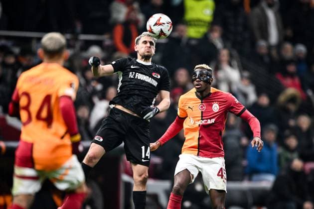 ISTANBUL - (l-r) Kristijan Belic of AZ Alkmaar, Victor Osimhen of Galatasaray SK during the Europa League playoff match between Galatasaray SK and AZ Alkmaar at the Ali Sami Yen Spor Kompleksi stadium on Feb. 20, 2025 in Istanbul, Turkey. ANP UEFA Europa League 2024 25 League Knockout Play-off Second Leg 2024 25 xVIxANPxSportx xxANPxIVx 520459590 originalFilename: 520459590.jpg