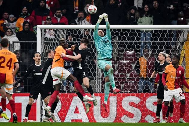 ISTANBUL - (l-r) Peer Koopmeiners of AZ Alkmaar, Victor Osimhen of Galatasaray SK, Wouter Goes of AZ Alkmaar, AZ goalkeeper Rome-Jayden Owusu-Oduro during the Europa League playoff match between Galatasaray SK and AZ Alkmaar at the Ali Sami Yen Spor Kompleksi stadium on Feb. 20, 2025 in Istanbul, Turkey. ANP UEFA Europa League 2024 25 League Knockout Play-off Second Leg 2024 25 xVIxANPxSportx xxANPxIVx 520459735 originalFilename: 520459735.jpg