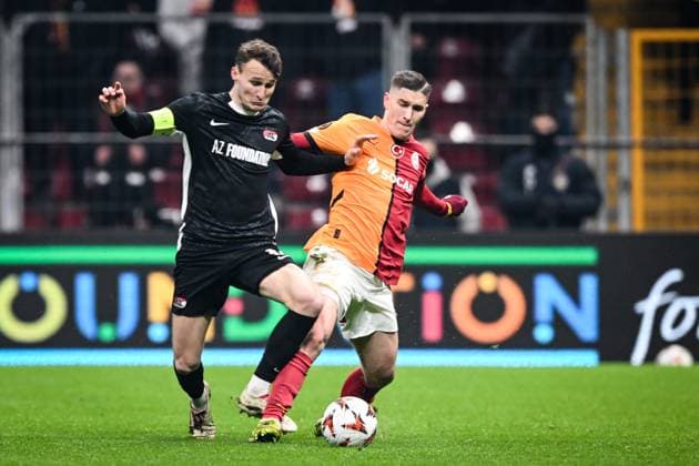 ISTANBUL - (l-r) Peer Koopmeiners of AZ Alkmaar, Roland Sallai of Galatasaray SK during the Europa League playoff match between Galatasaray SK and AZ Alkmaar at the Ali Sami Yen Spor Kompleksi stadium on Feb. 20, 2025 in Istanbul, Turkey. ANP UEFA Europa League 2024 25 League Knockout Play-off Second Leg 2024 25 xVIxANPxSportx xxANPxIVx 520460553 originalFilename: 520460553.jpg