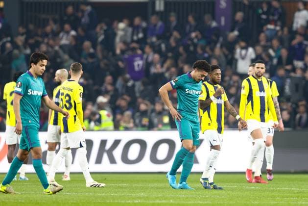 players leave the field during a soccer match between Belgian RSC Anderlecht and Turkish Fenerbahce SK, on Thursday 20 February 2025 in Brussels, the return leg of the Knockout phase play-offs of the UEFA Europa League competition. BRUNOxFAHY  x112907225x