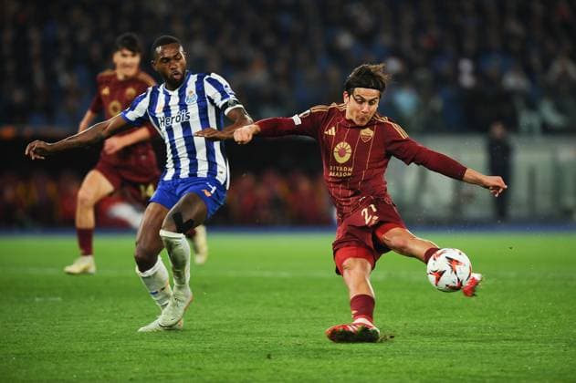 Foto IPP Cavaliere Emiliano. Roma 20 02 2025. Calcio Europa League 2024 2025. AS Roma - FC Porto. Nella foto: Paulo Dybala calcia il pallone con un tiro al volo Italy Photo Press - World Copyright italy ITALY  Copyright: xR4924_italyphotopressx