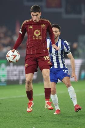 Rome, Italy 20.02.2025 : Matias Soule of Roma seen in action during Uefa Europe League 2024-2025 football match, play-off, AS Roma vs FC Porto at Olympic stadium in Rome.  Copyright: xmarcoxiacobuccix xipa-agency.netx xmarcoxiacobuccix IPA_54337369 IPA_Agency_IPA54337369